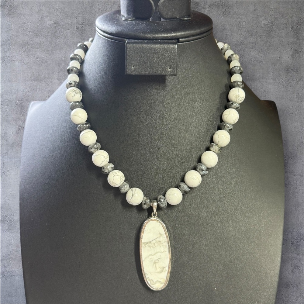 403.‎ Vintage Howlite & Indigo Gabbro Beaded Necklace with Pendant